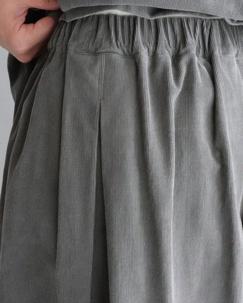 Easy Tuck Skirt (Corduroy) in Gray