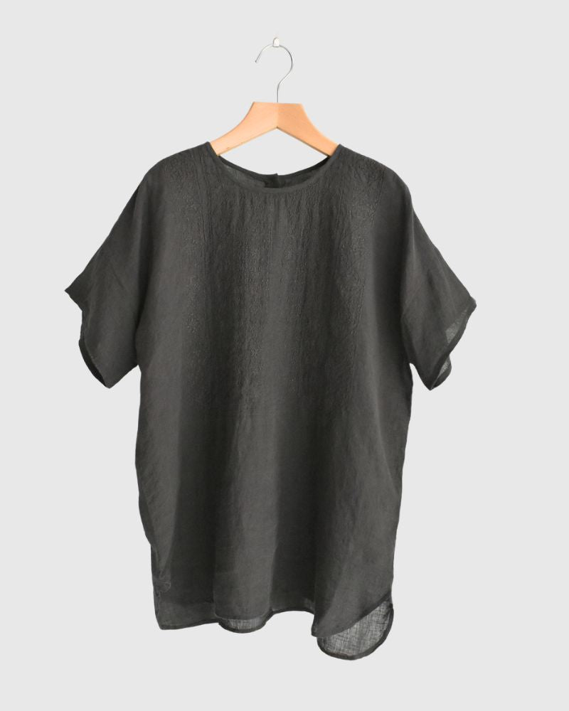 Back Opening Crew-neck Short Sleeve Embroidery Shirt in Black