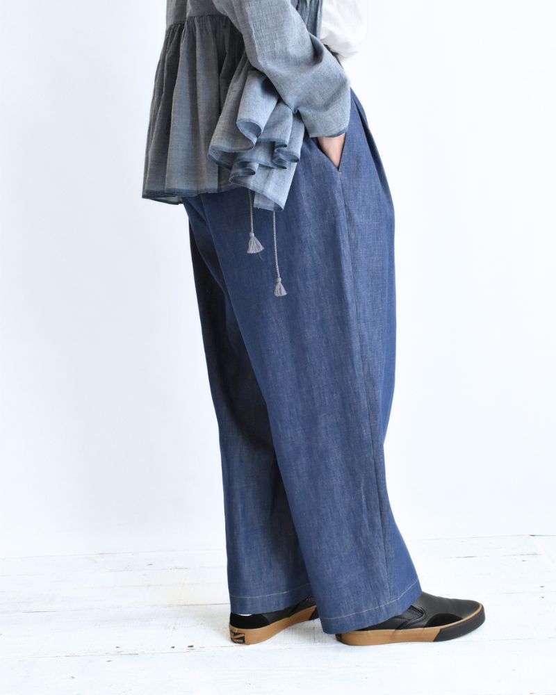 HAKU-DENIM Tuck Pants in Blue