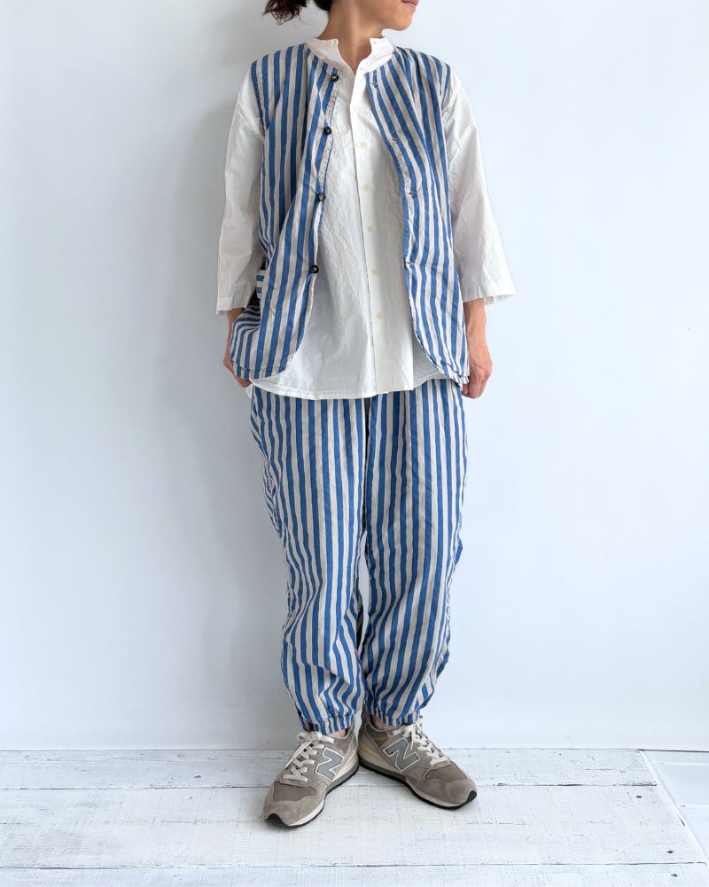 POPLIN WIDE STRIPE (OVERDYE) NO COLLAR VEST in MilkyGrey