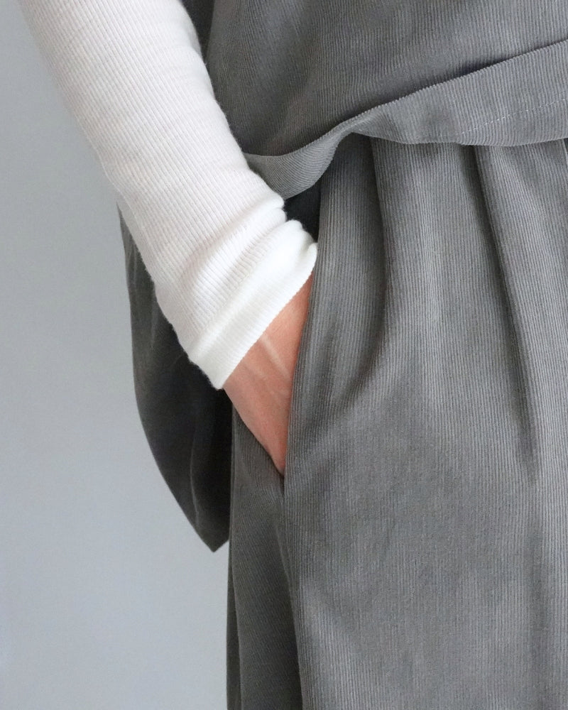 Easy Tuck Skirt (Corduroy) in Gray