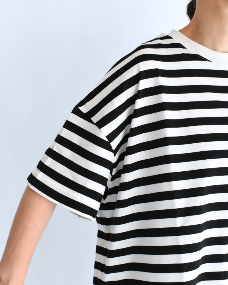 Crew-Neck Slit T-Shirt in Black/White