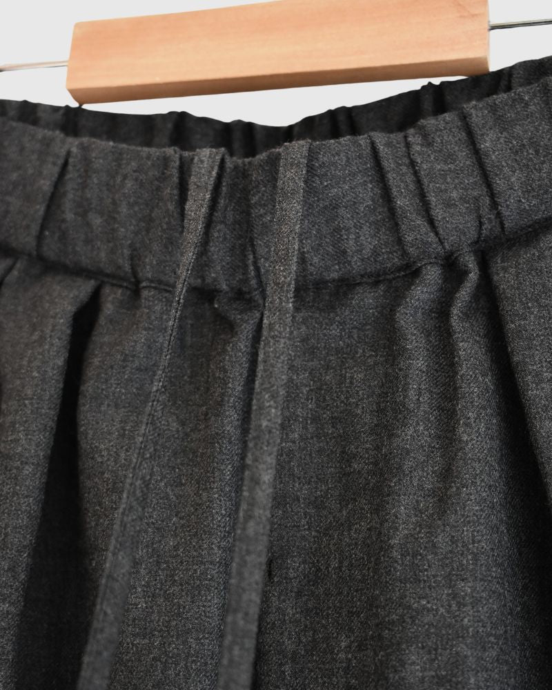 WORSTED SERGE 2TUCK WIDE EASY PANTS in Charcoal