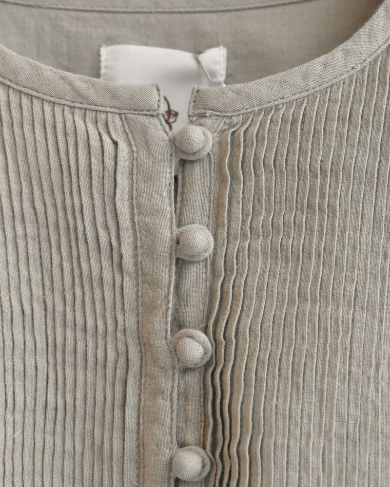 CREW-NECK BOSOM LONG SHIRT WITH MINI PINTUCK in Beige