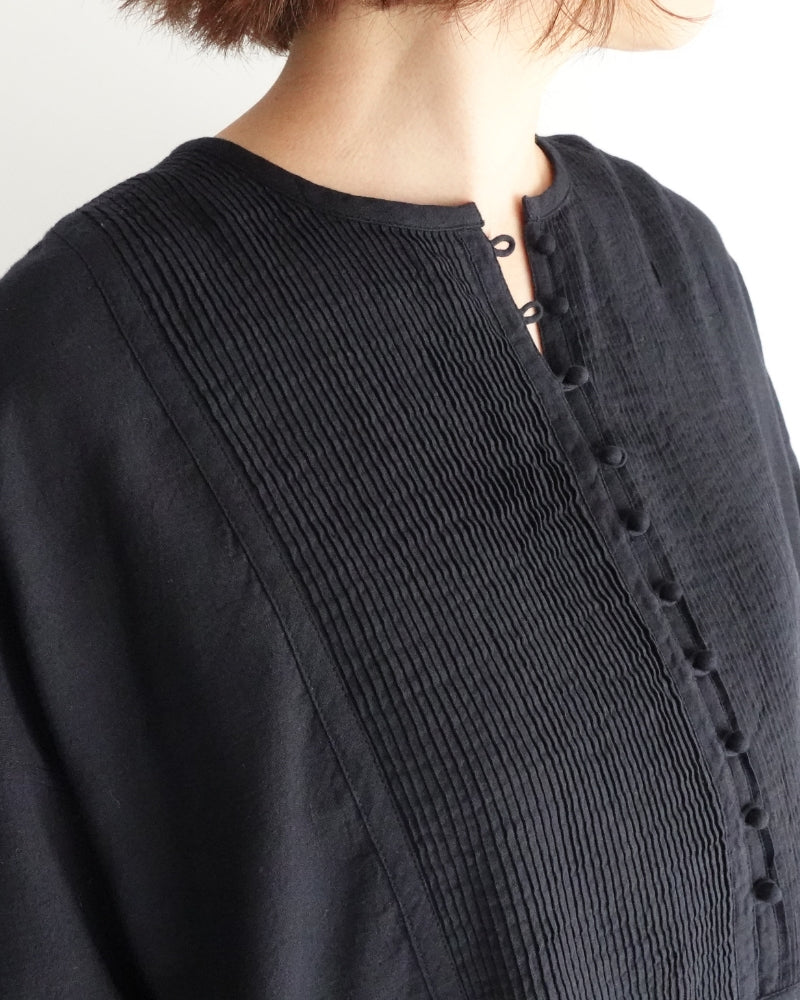 CREW-NECK BOSOM LONG SHIRT WITH MINI PINTUCK in Black