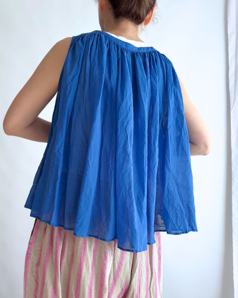 Cotton voile sleeveless gathered blouse in Blue