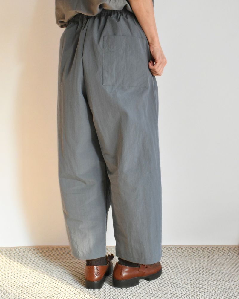 Volume tuck pants in Gray