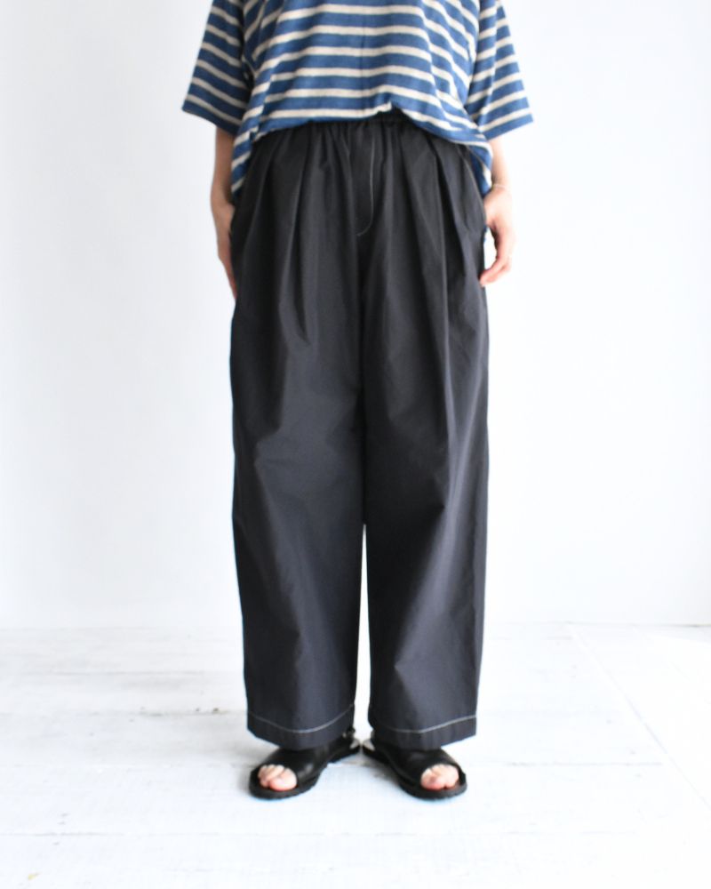 HAKAMA-W Tuck Easy Pants in Navy