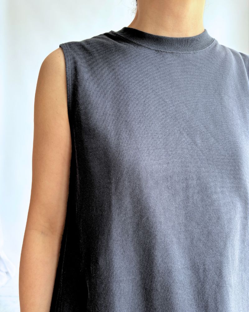 Sleeveless dress in Charcoal