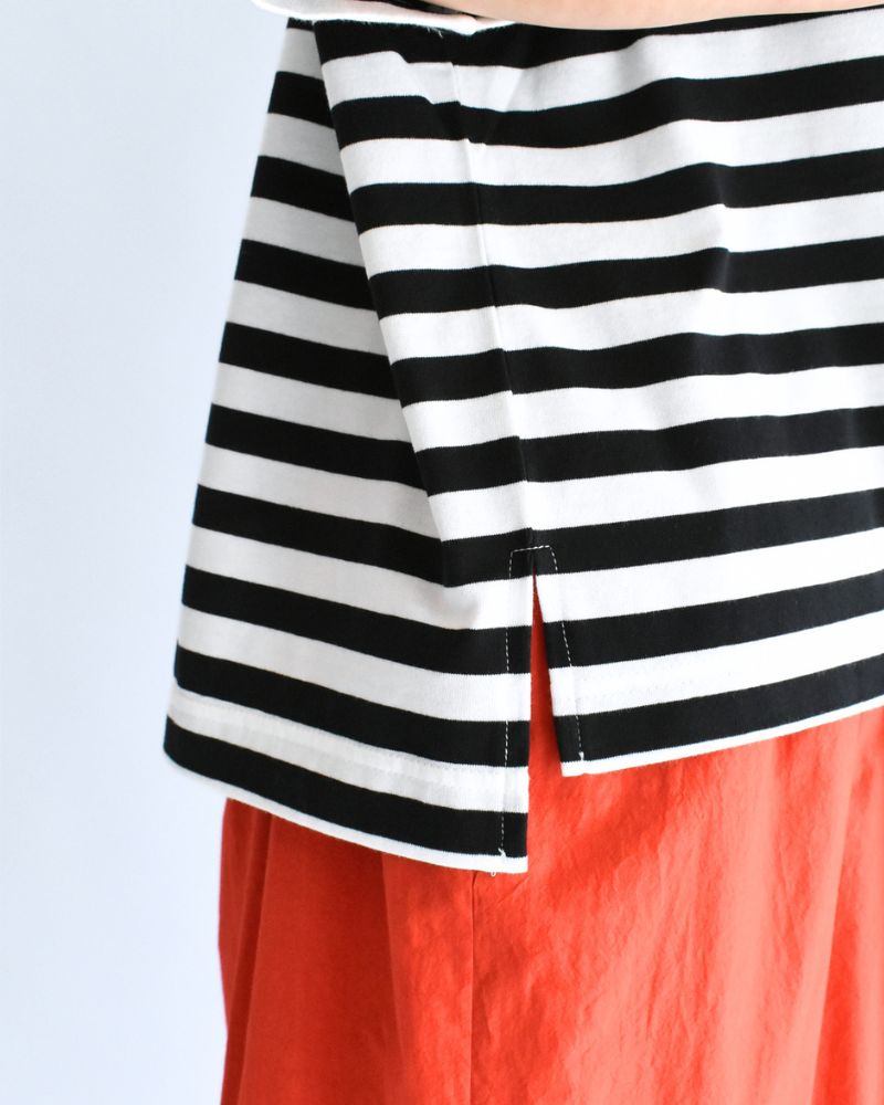 Crew-Neck Slit T-Shirt in Black/White