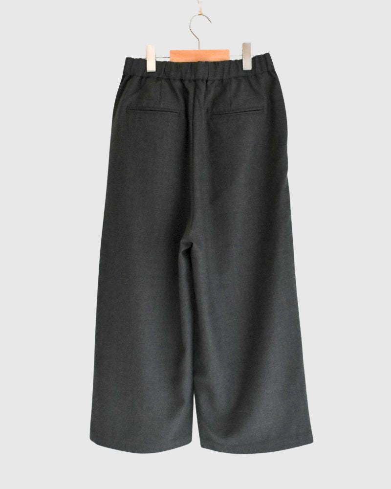 WORSTED SERGE 2TUCK WIDE EASY PANTS in Charcoal