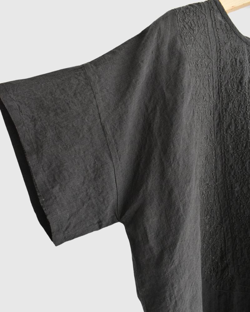 Back Opening Crew-neck Short Sleeve Embroidery Shirt in Black
