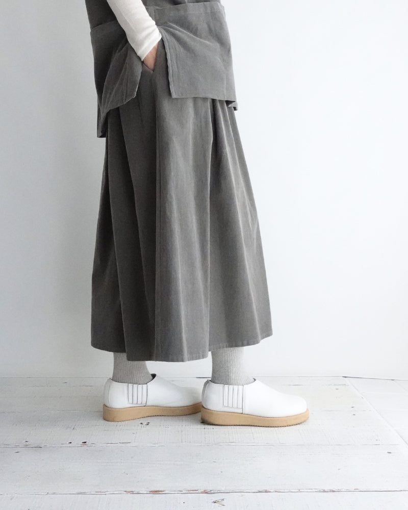 Easy Tuck Skirt (Corduroy) in Gray