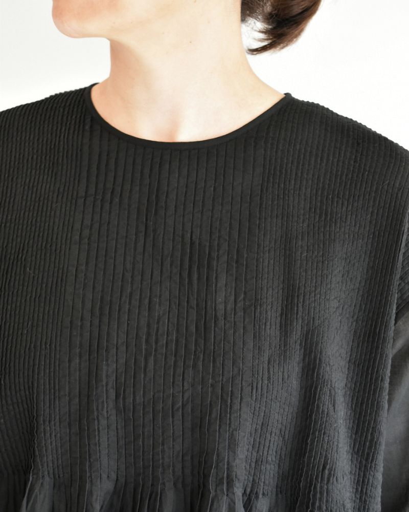 CREW-NECK PULLOVER HALF/SLEEVE SHIRT WITH MINI PINTUCK in Black