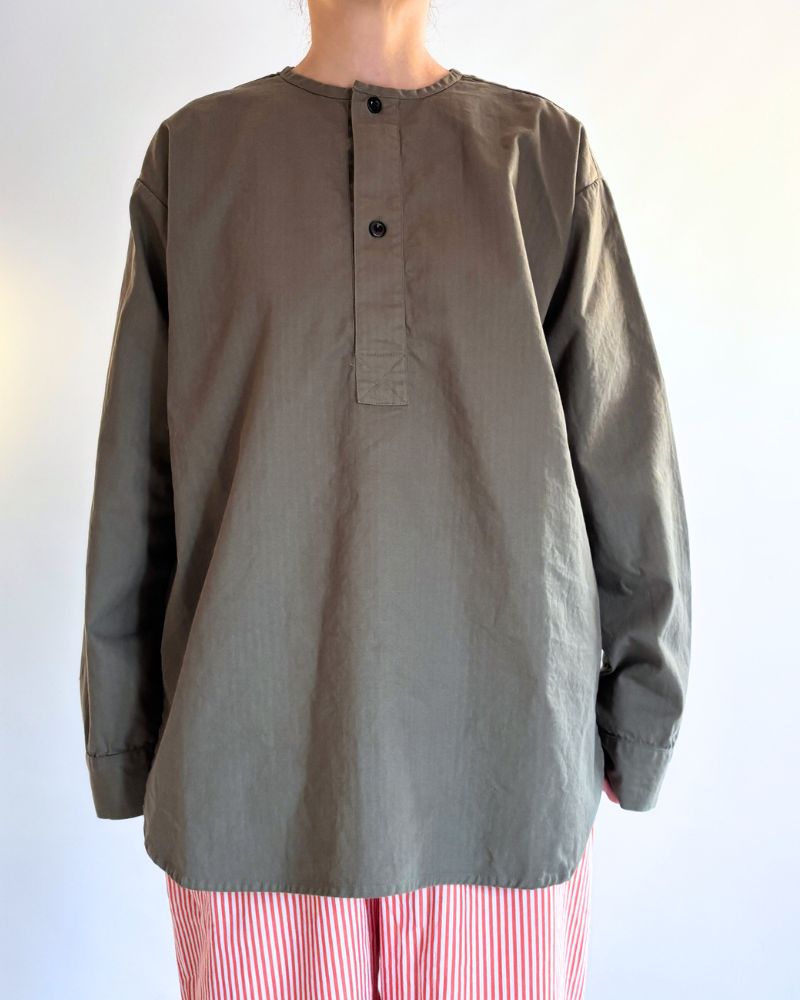 COTTON HERRINGBONE WASH HENRY NECK SHIRT in KhakiHerringbone