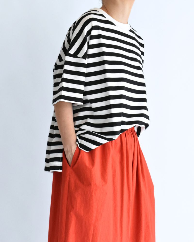 Crew-Neck Slit T-Shirt in Black/White