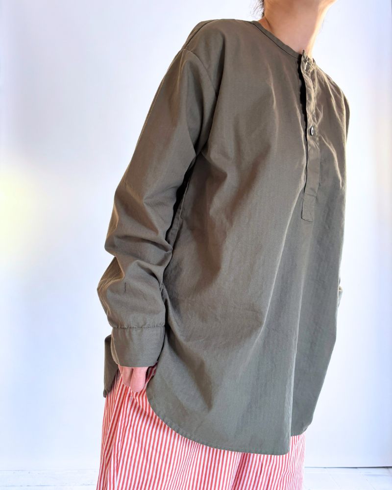 COTTON HERRINGBONE WASH HENRY NECK SHIRT in KhakiHerringbone