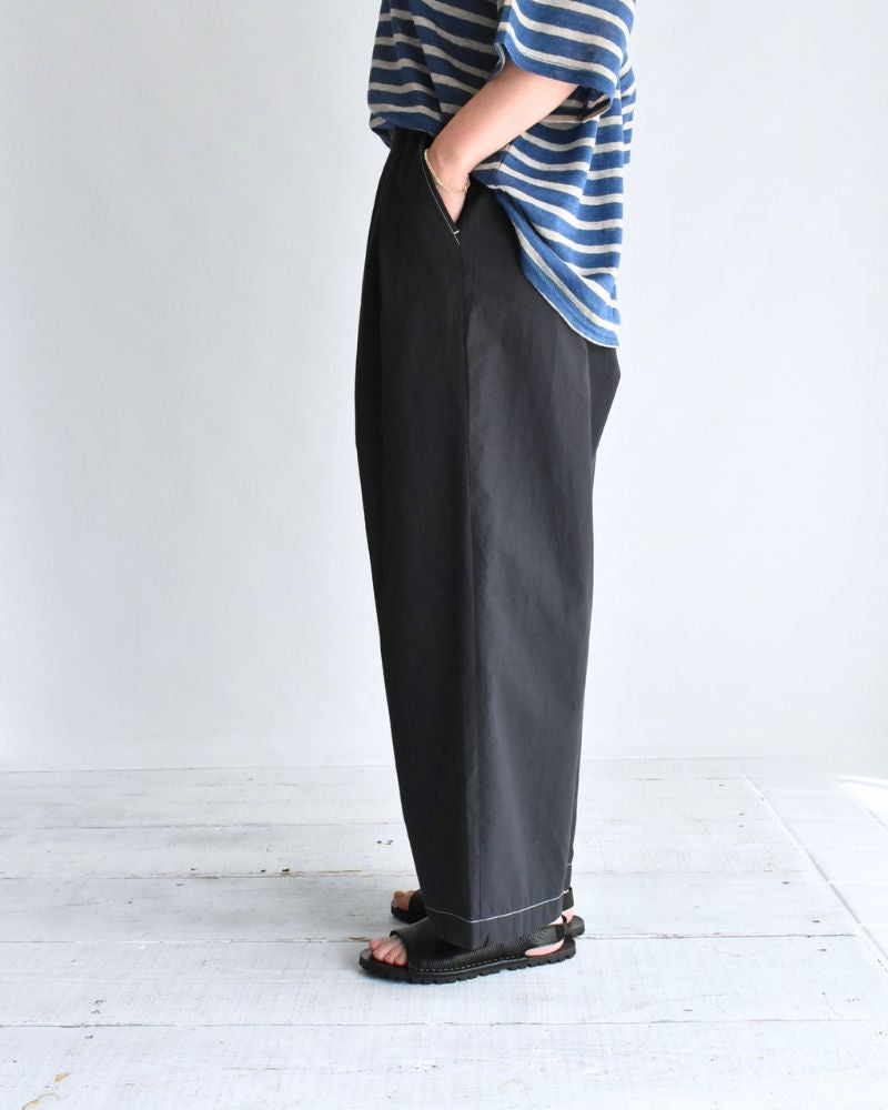 HAKAMA-W Tuck Easy Pants in Navy