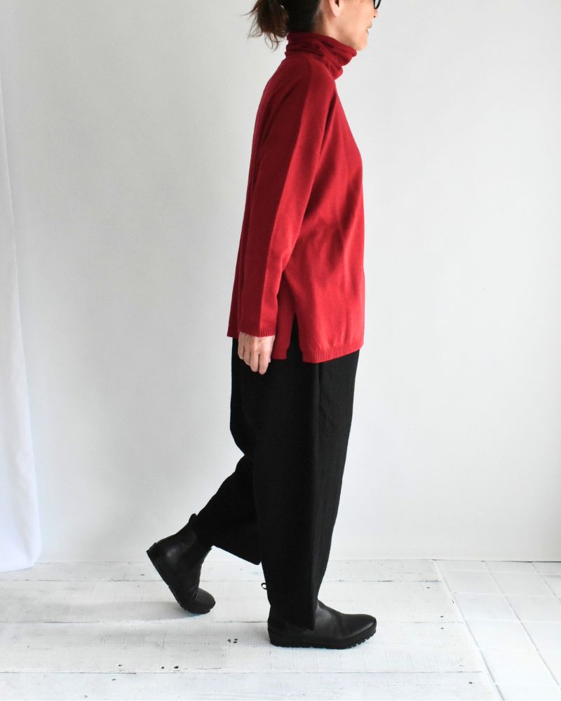 PLAIN STITCH DROP SHOULDER POLO NECK WITH SLIT in Red