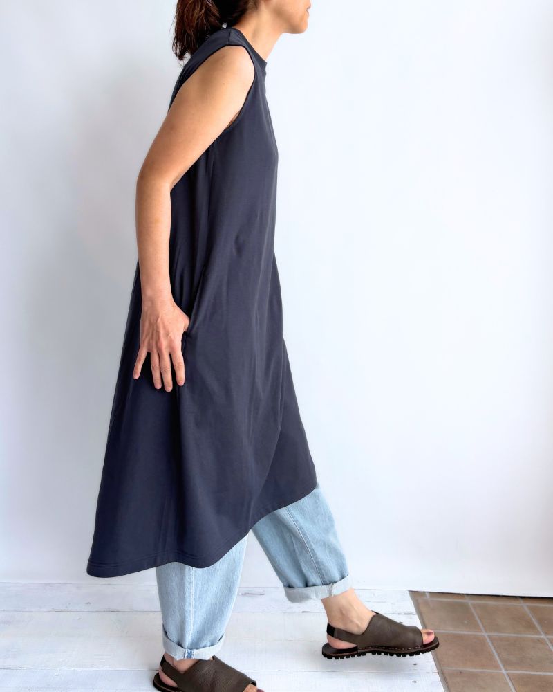 Sleeveless dress in Charcoal