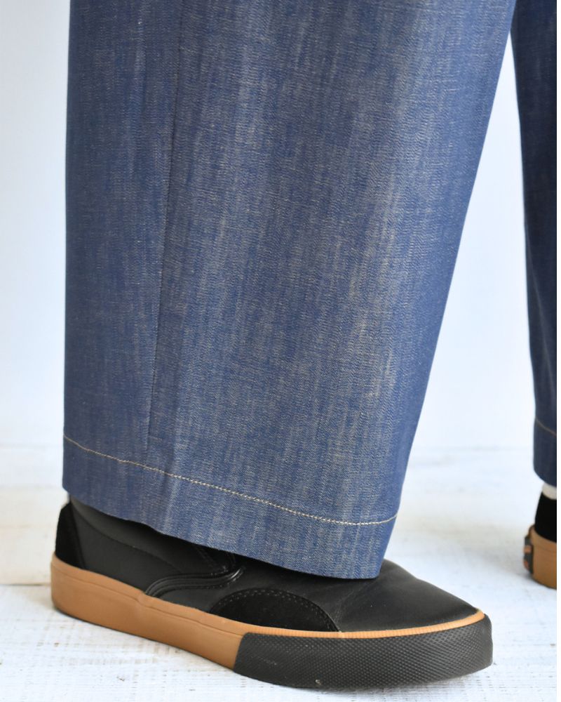 HAKU-DENIM Tuck Pants in Blue