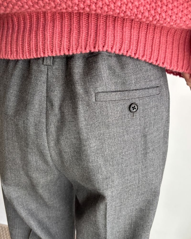 ROBIN-WO Center Pleated Tapered Pants in Gray