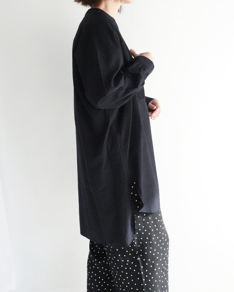 CREW-NECK BOSOM LONG SHIRT WITH MINI PINTUCK in Black