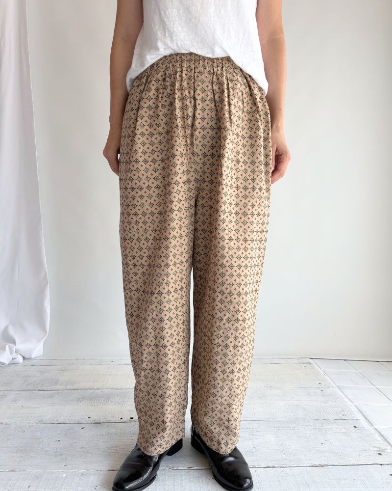 2TUCK TAPERED EASY PANTS in Beige