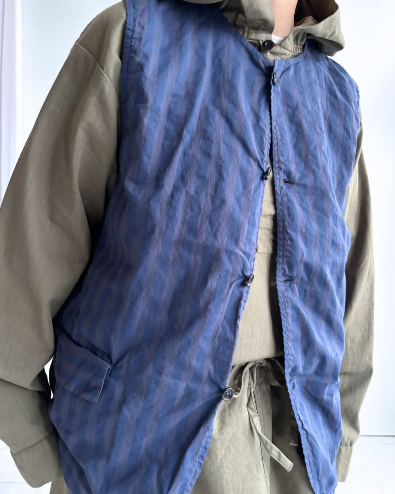 POPLIN WIDE STRIPE (OVERDYE) NO COLLAR VEST in PurpleNavy