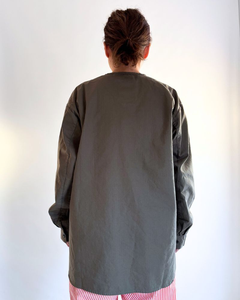 COTTON HERRINGBONE WASH HENRY NECK SHIRT in KhakiHerringbone