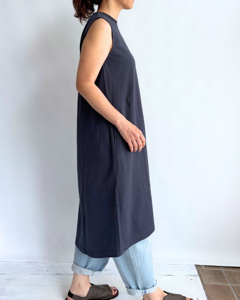 Sleeveless dress in Charcoal