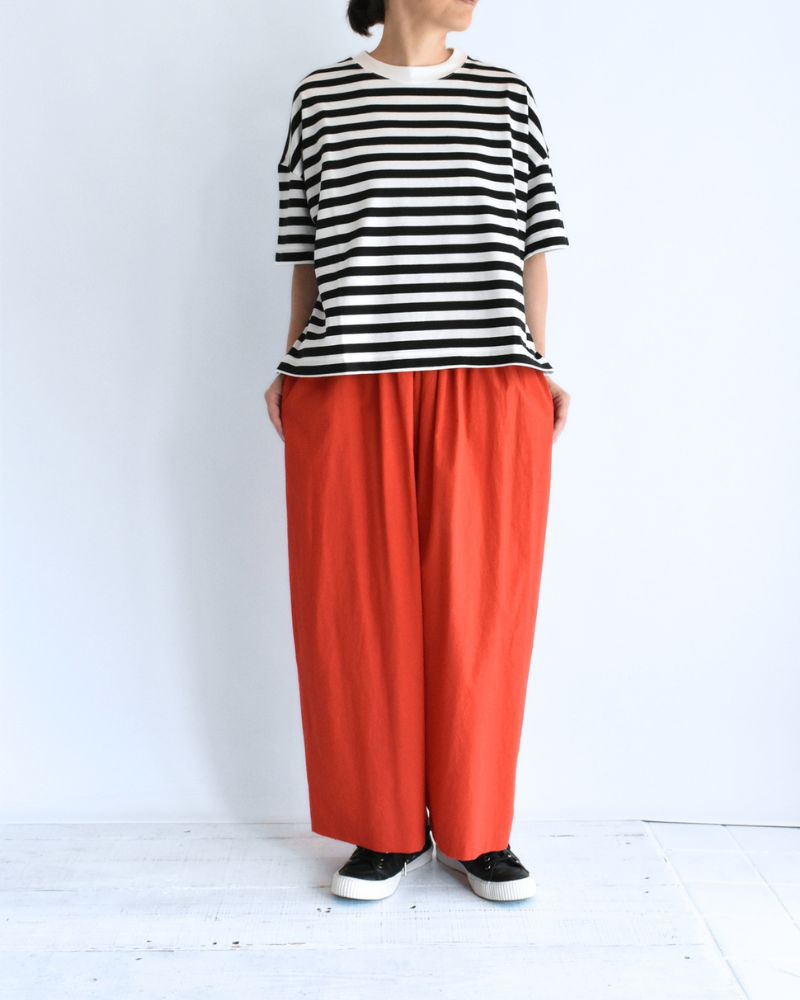 Crew-Neck Slit T-Shirt in Black/White