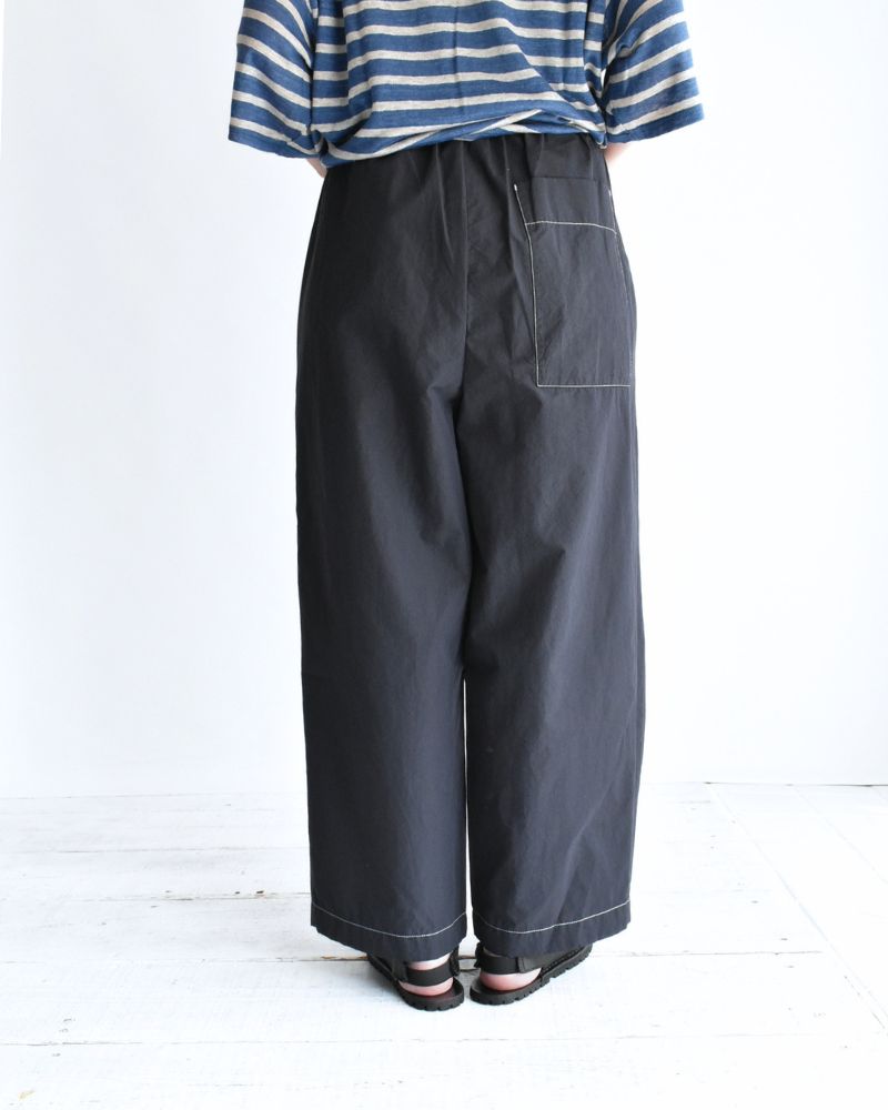 HAKAMA-W Tuck Easy Pants in Navy