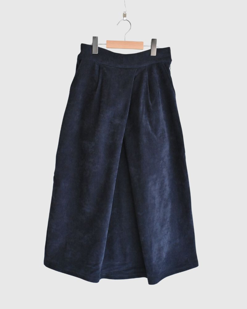 Tuck design skirt 'YELL' in Navy