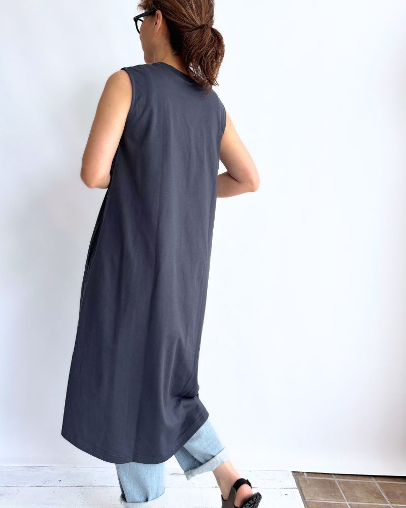 Sleeveless dress in Charcoal