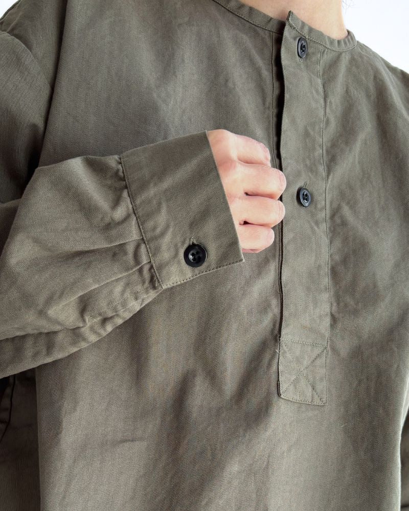 COTTON HERRINGBONE WASH HENRY NECK SHIRT in KhakiHerringbone