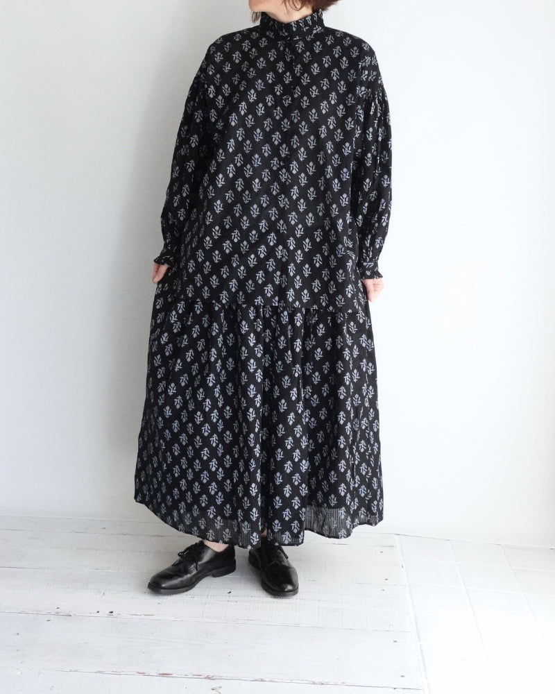 FRILL COLLAR SHIRT WITH MINI PINTUCK in Black