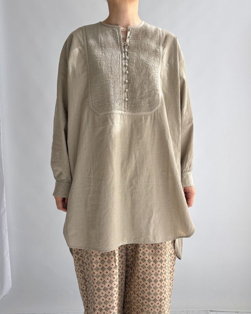 CREW-NECK BOSOM LONG SHIRT WITH MINI PINTUCK in Beige