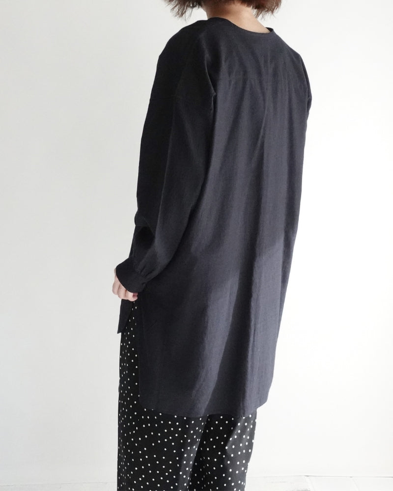 CREW-NECK BOSOM LONG SHIRT WITH MINI PINTUCK in Black