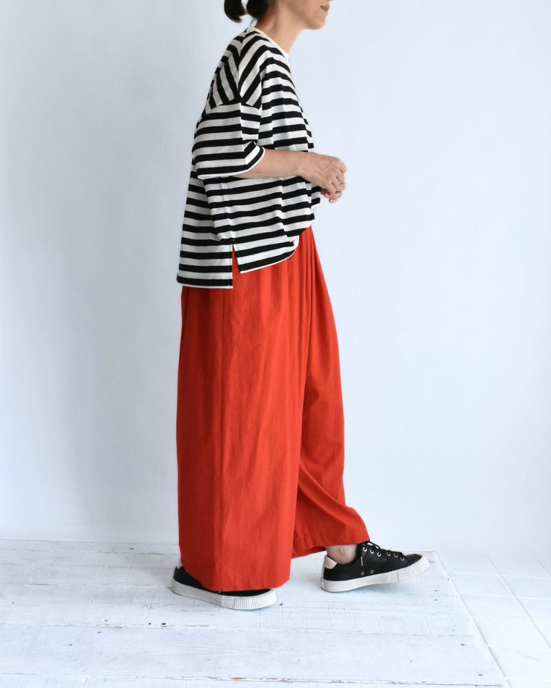 Crew-Neck Slit T-Shirt in Black/White