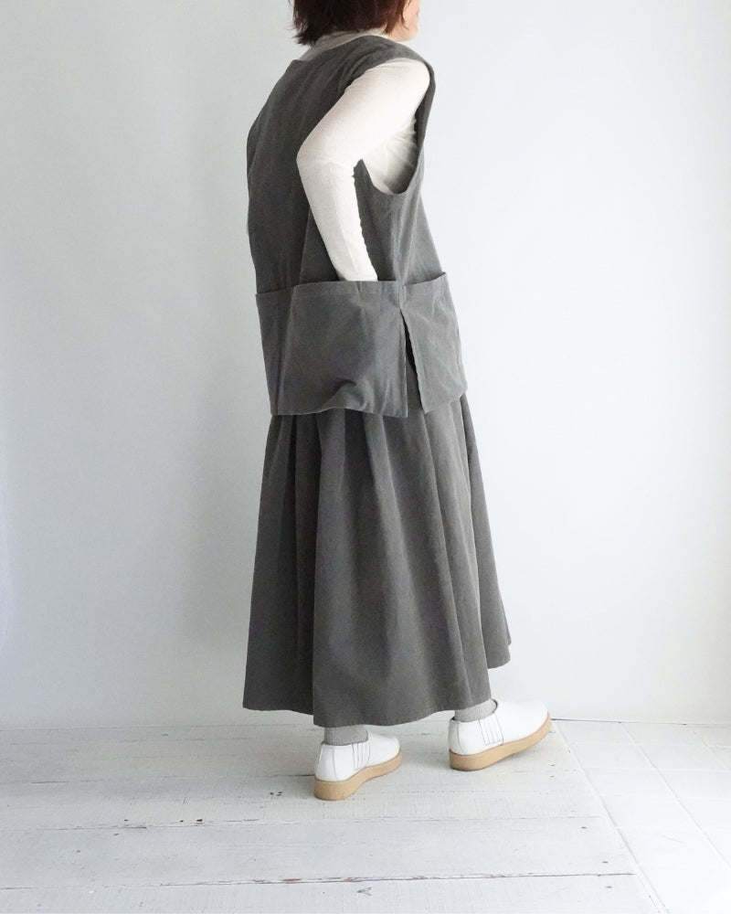Easy Tuck Skirt (Corduroy) in Gray