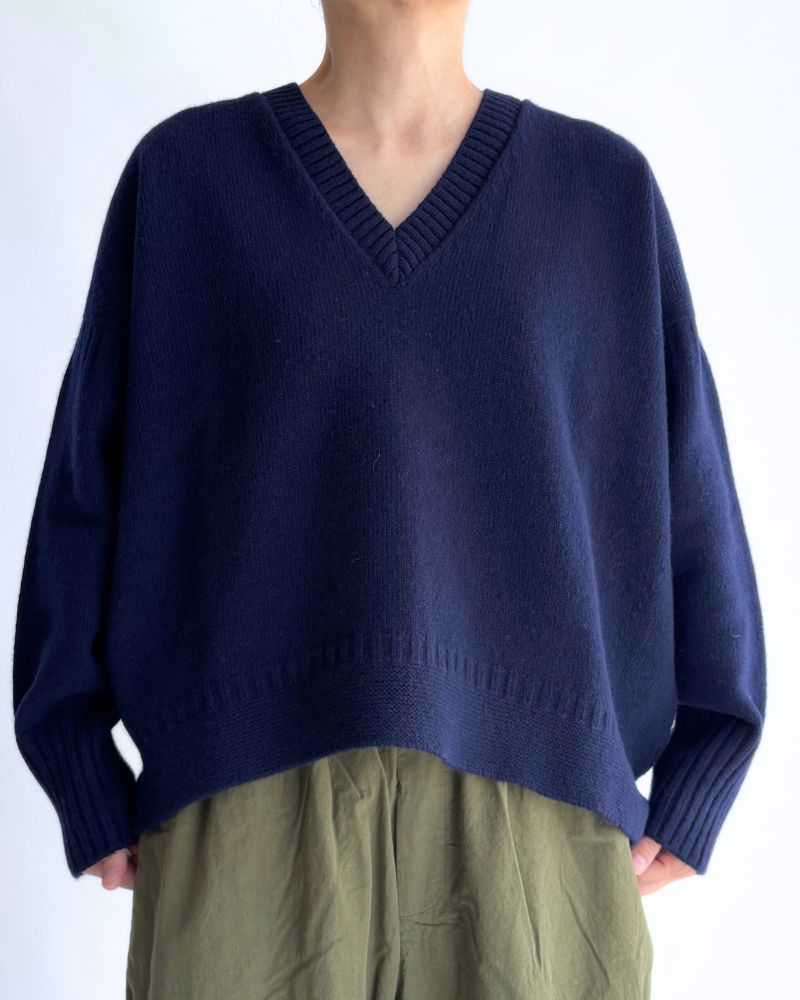 AURA V-neck knit pullover in Navy