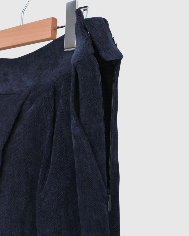 Tuck design skirt 'YELL' in Navy