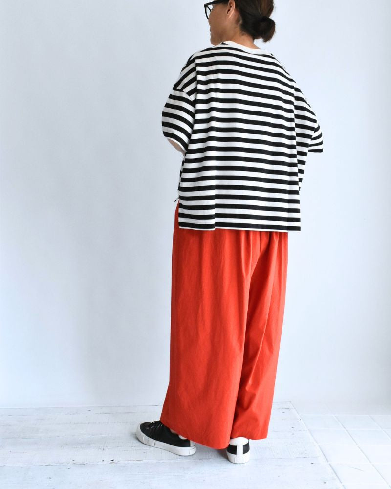 Crew-Neck Slit T-Shirt in Black/White