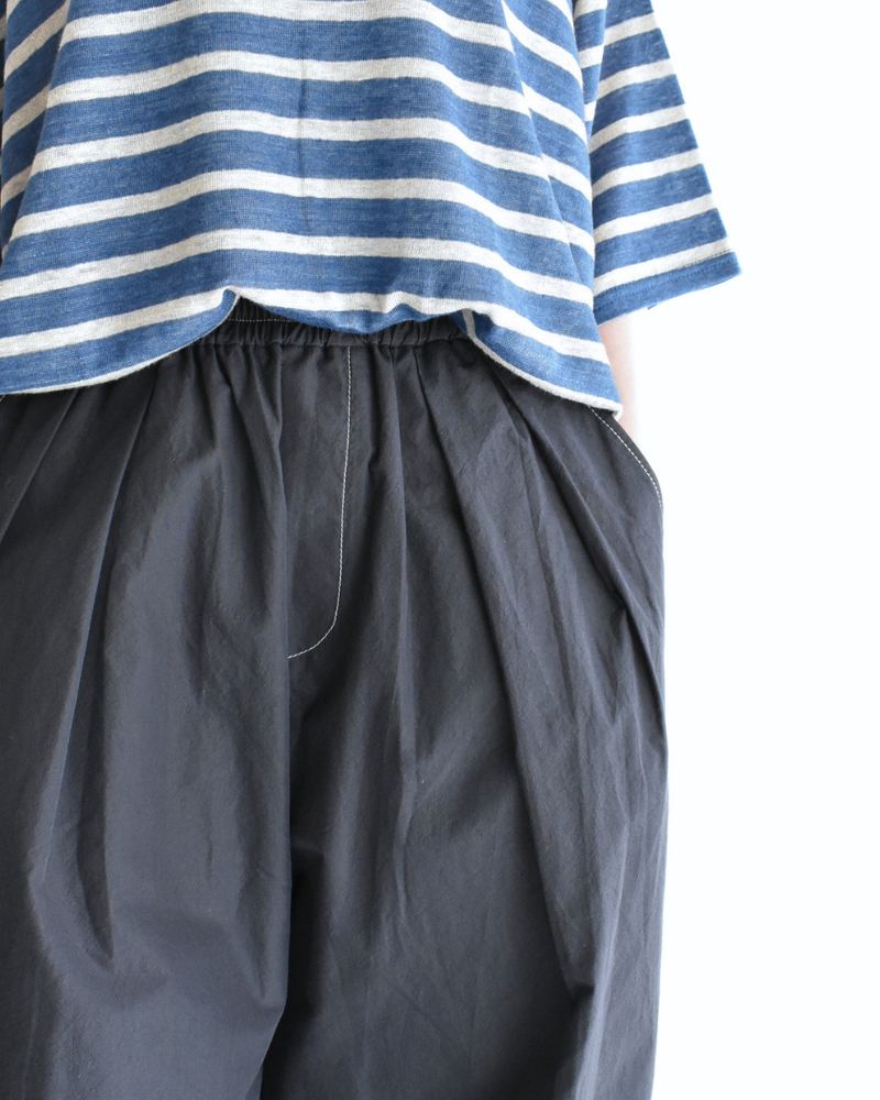 HAKAMA-W Tuck Easy Pants in Navy