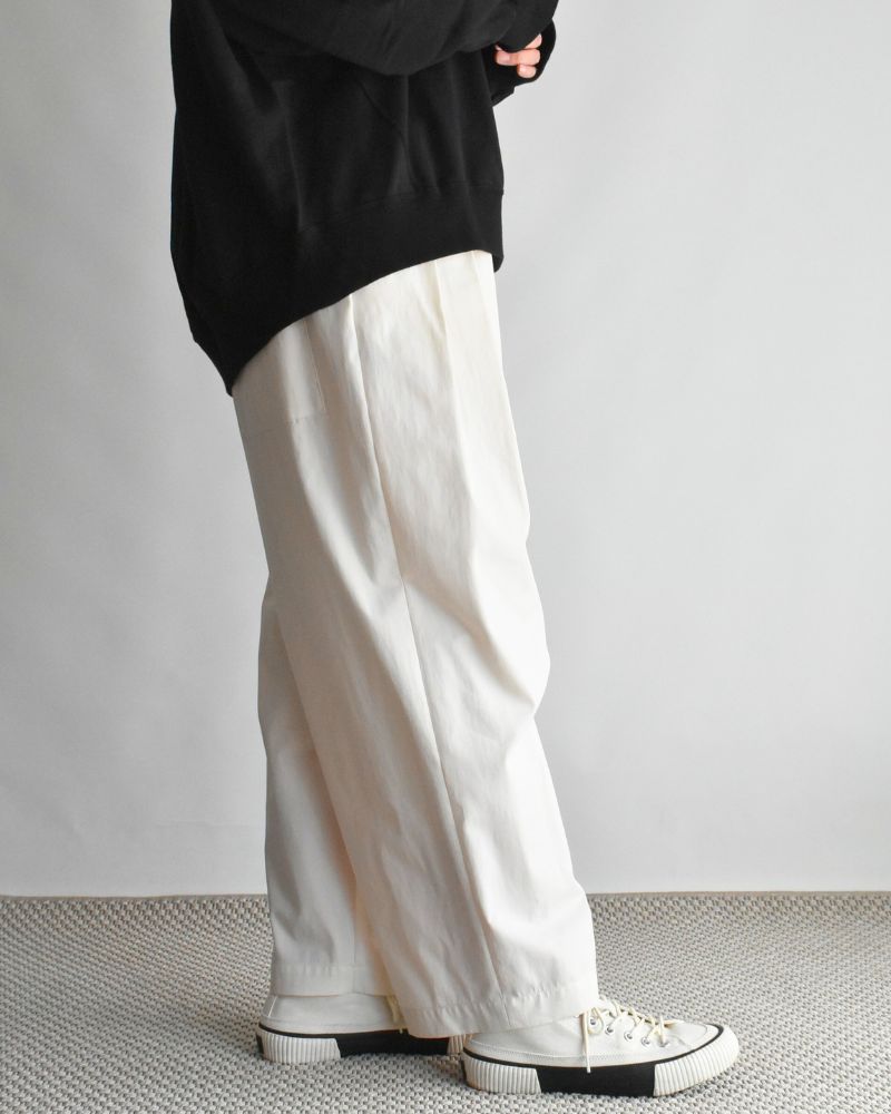 HAKAMA-GABA Tuck Easy Pants in Off