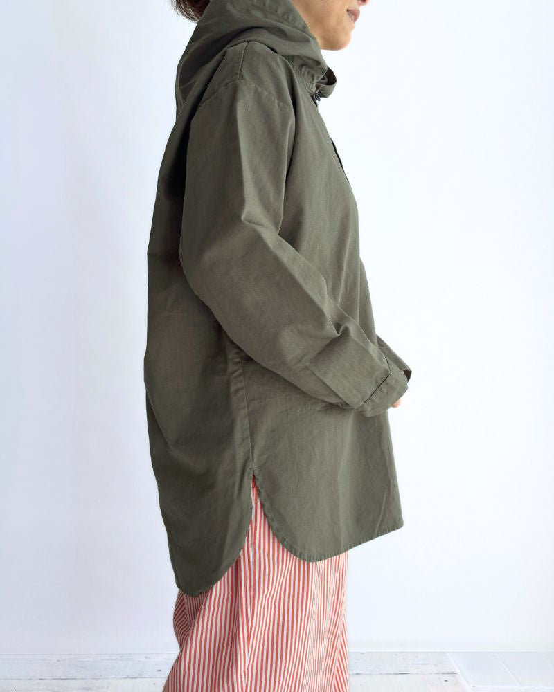 COTTON HERRINGBONE WASH HOODED PULLOVER SHIRT in KhakiHerringbone