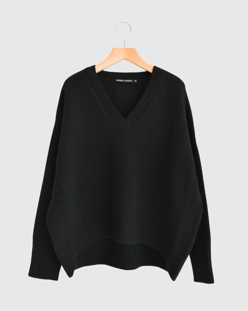 AURA V-neck knit pullover in Black