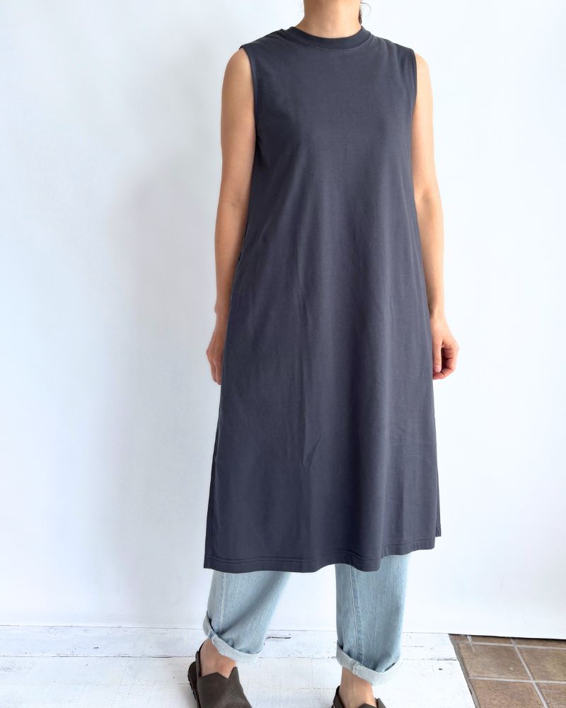 Sleeveless dress in Charcoal