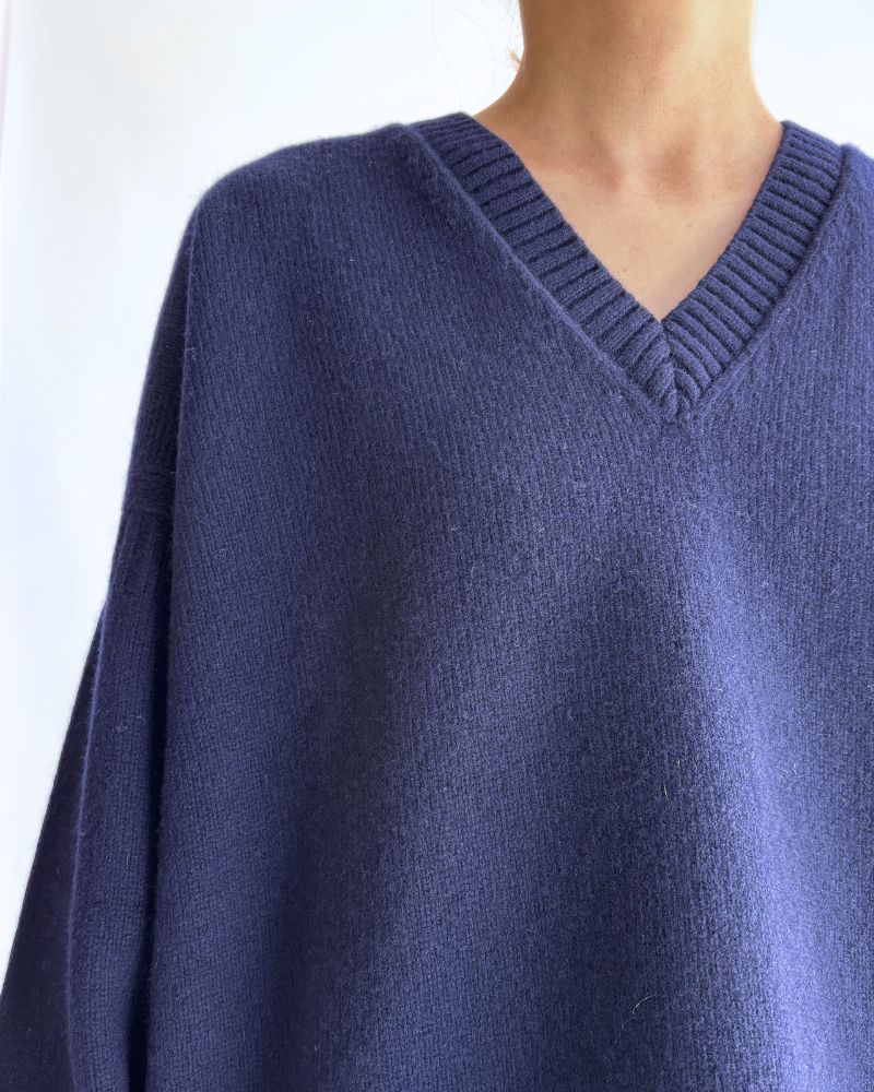 AURA V-neck knit pullover in Navy